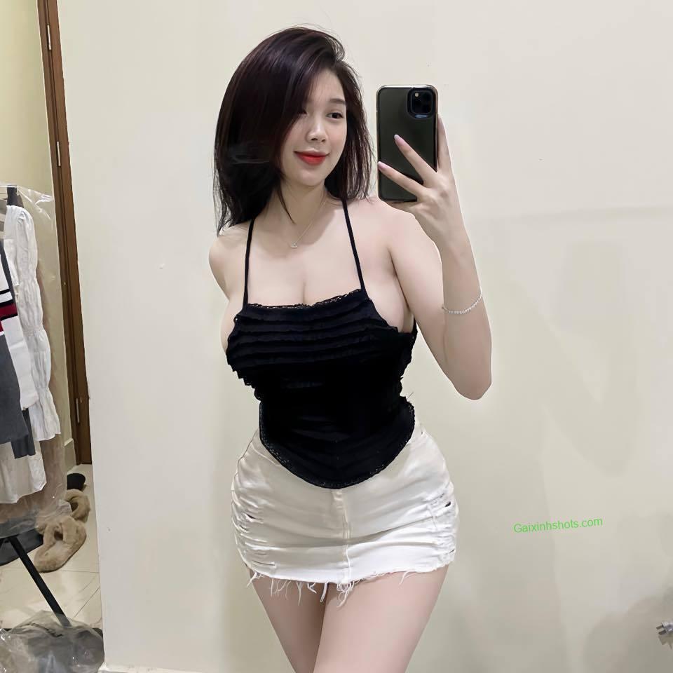 Ảnh gái xinh lộ vú to khiến chàng đứng ngồi không yên