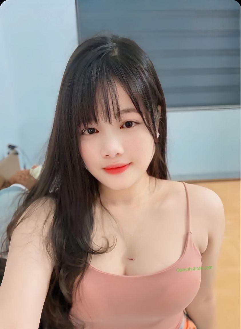 Ảnh em gái còn trinh chụp hình khoe vú cực đẹp