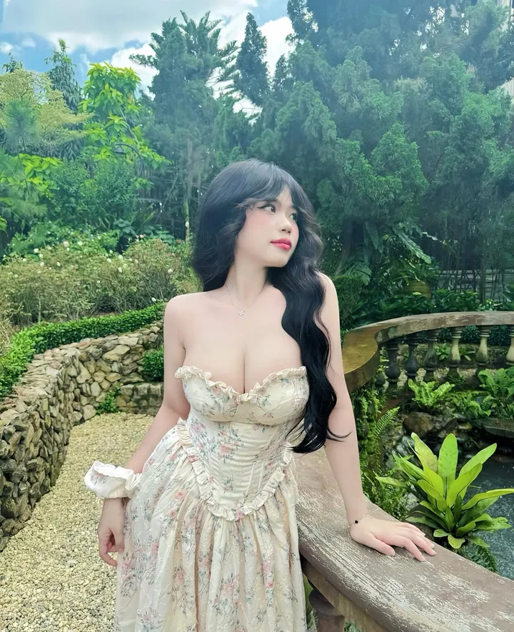 Ảnh gái xinh khoe vú trắng, căng tròn lộ nhũ hoa sexy