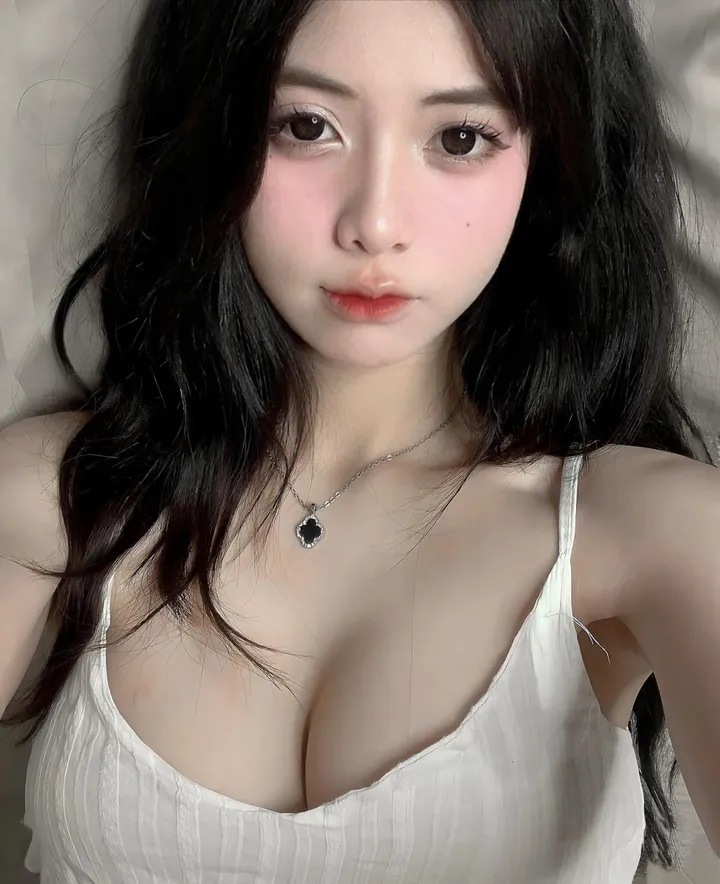 Hình gái xinh khoe vếu