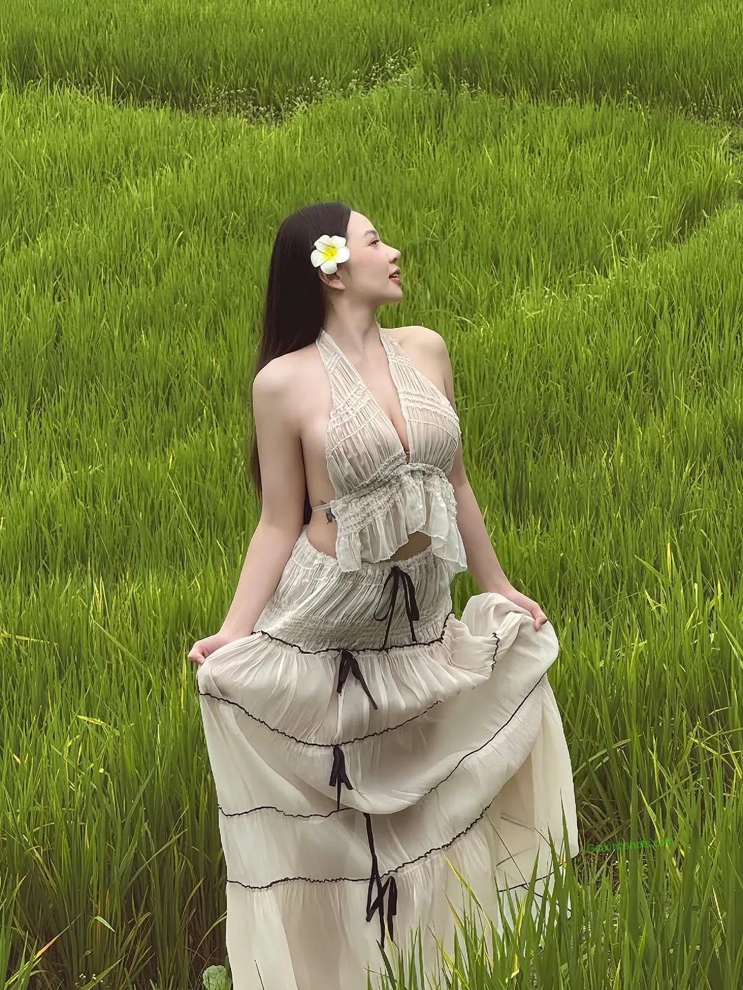 Hình cô nàng hotgirl khoe vú to tròn cực căng