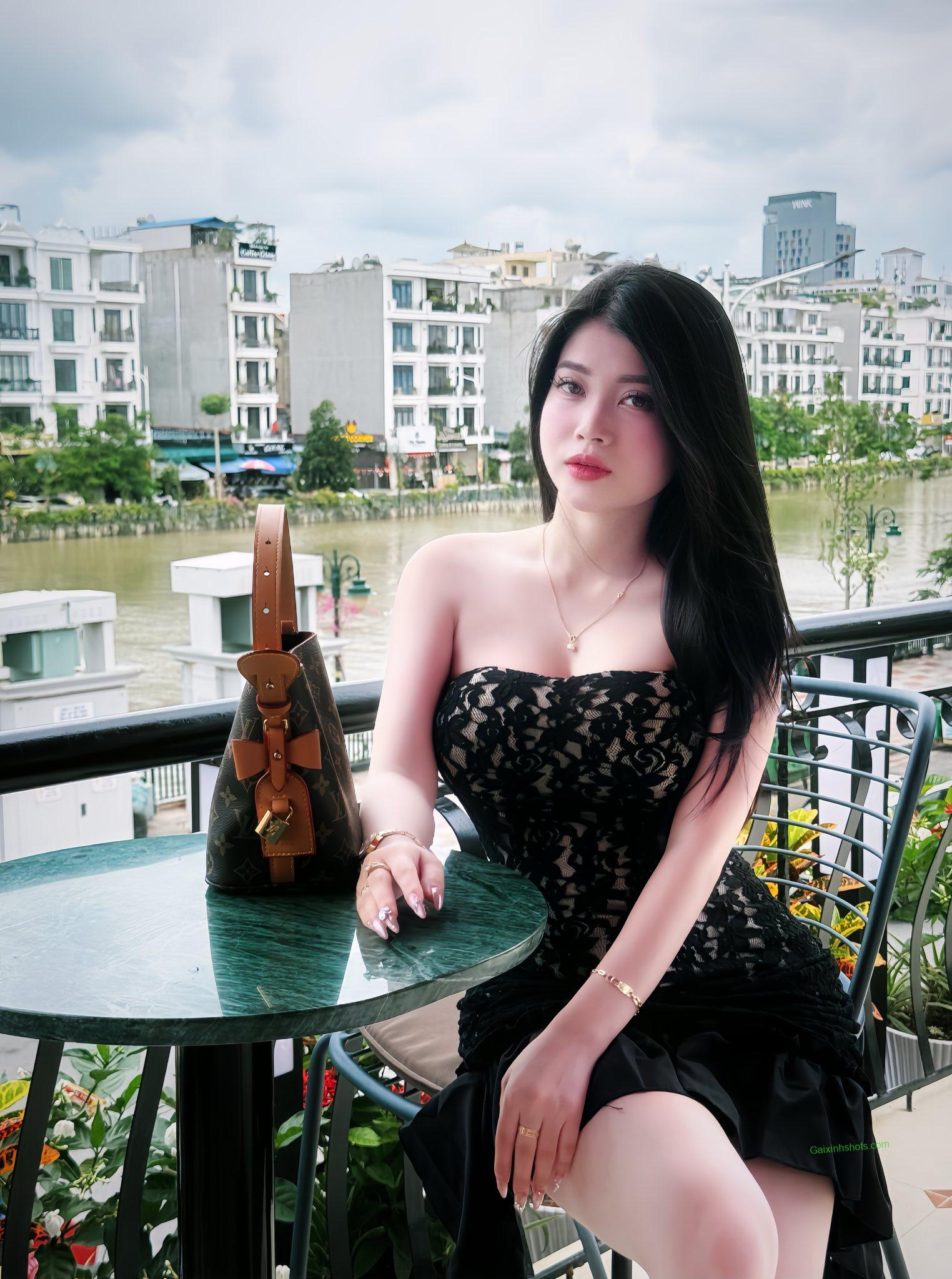 Ảnh gái xinh khoe vú ở bờ hồ nhìn cực kích thích