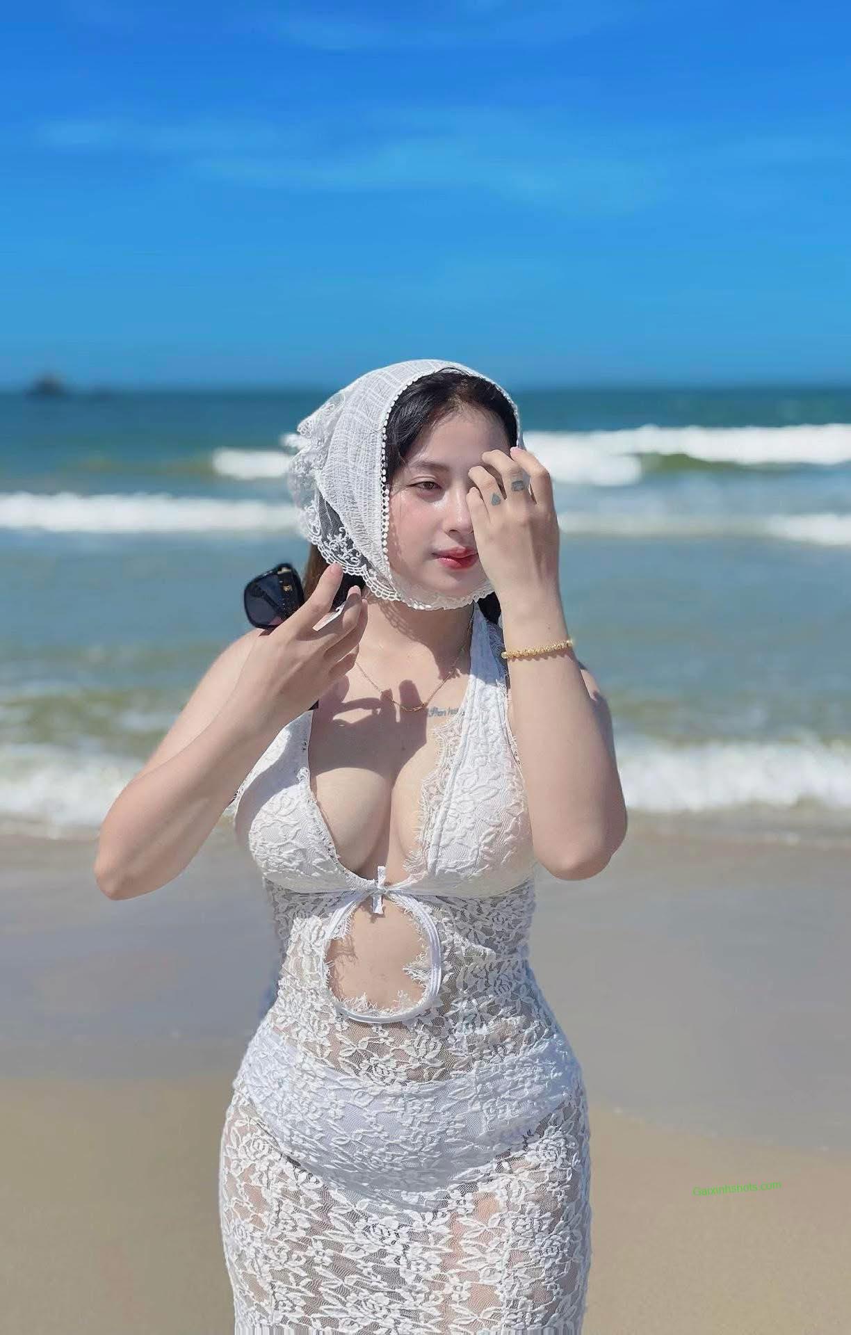 Hình gái mặc bikini khoe vú