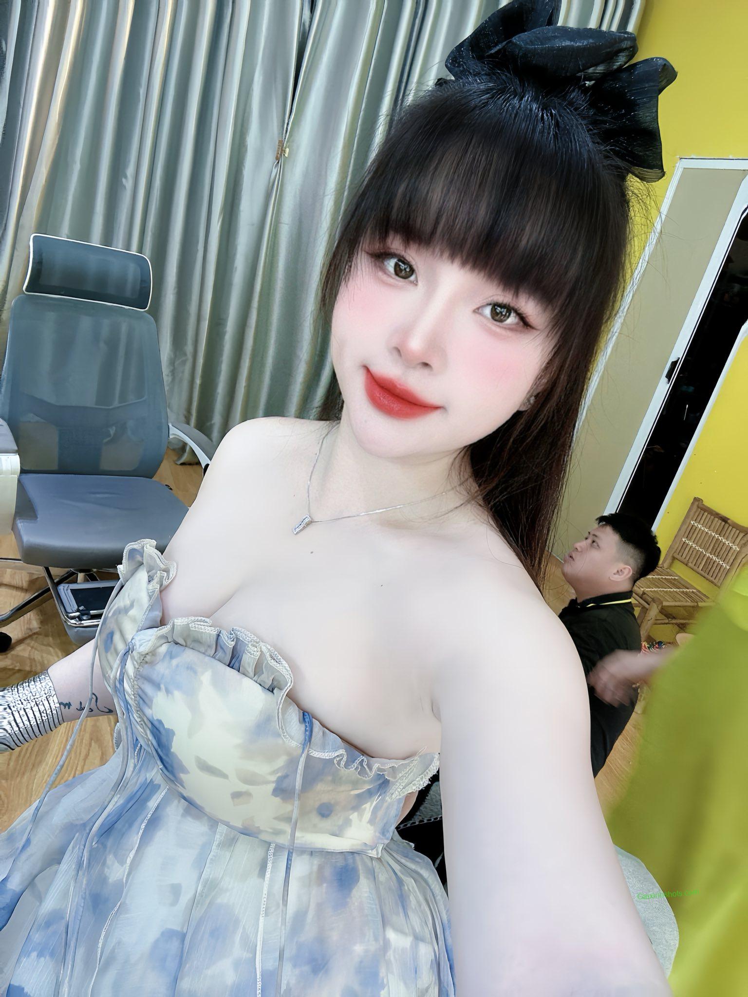 Ảnh gái show vú hết nấc khiến dân mạng đứng hình