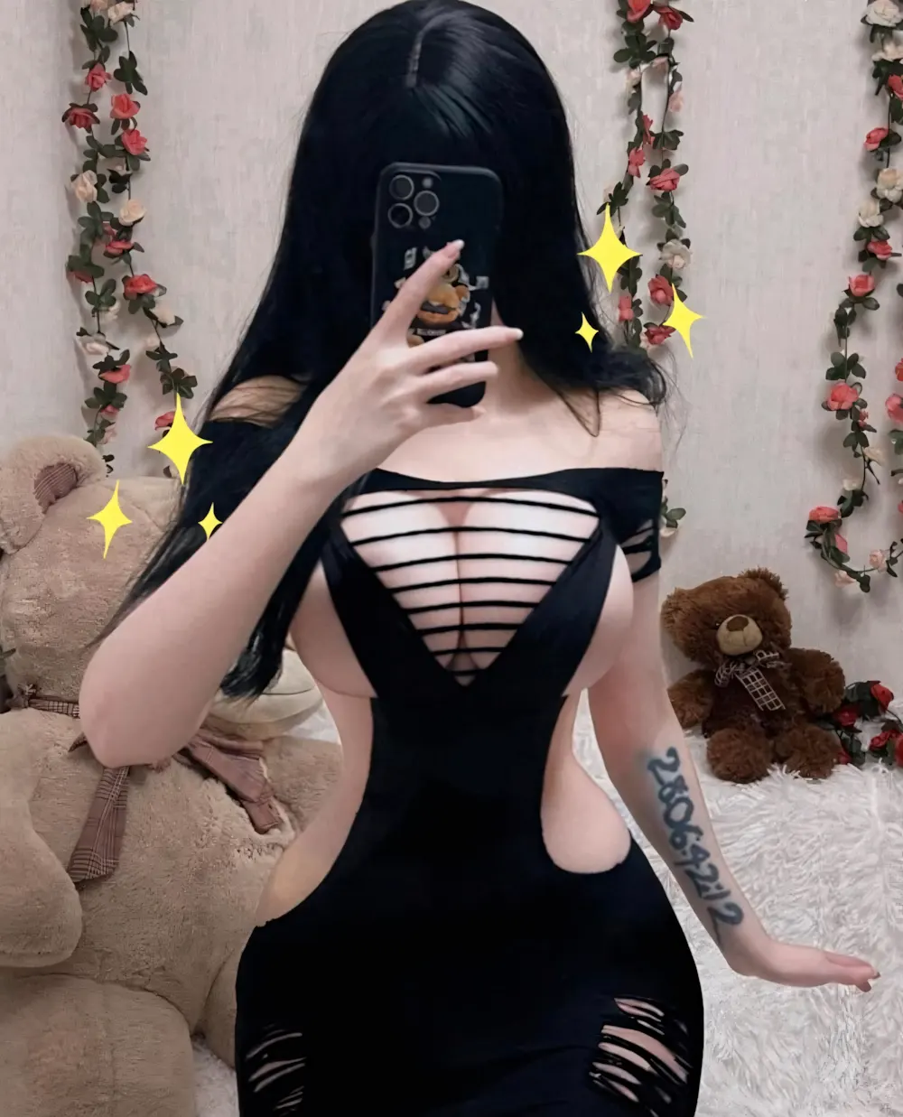 Gái xinh show vú có lợi ít gì ?