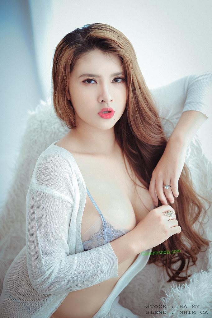 Hình ảnh gái khoe khéo bầu ngực đầy đặn