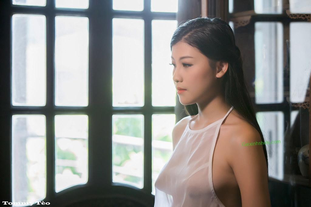 Hình ảnh hotgirl mặc váy đen ngắn lộ ngực to