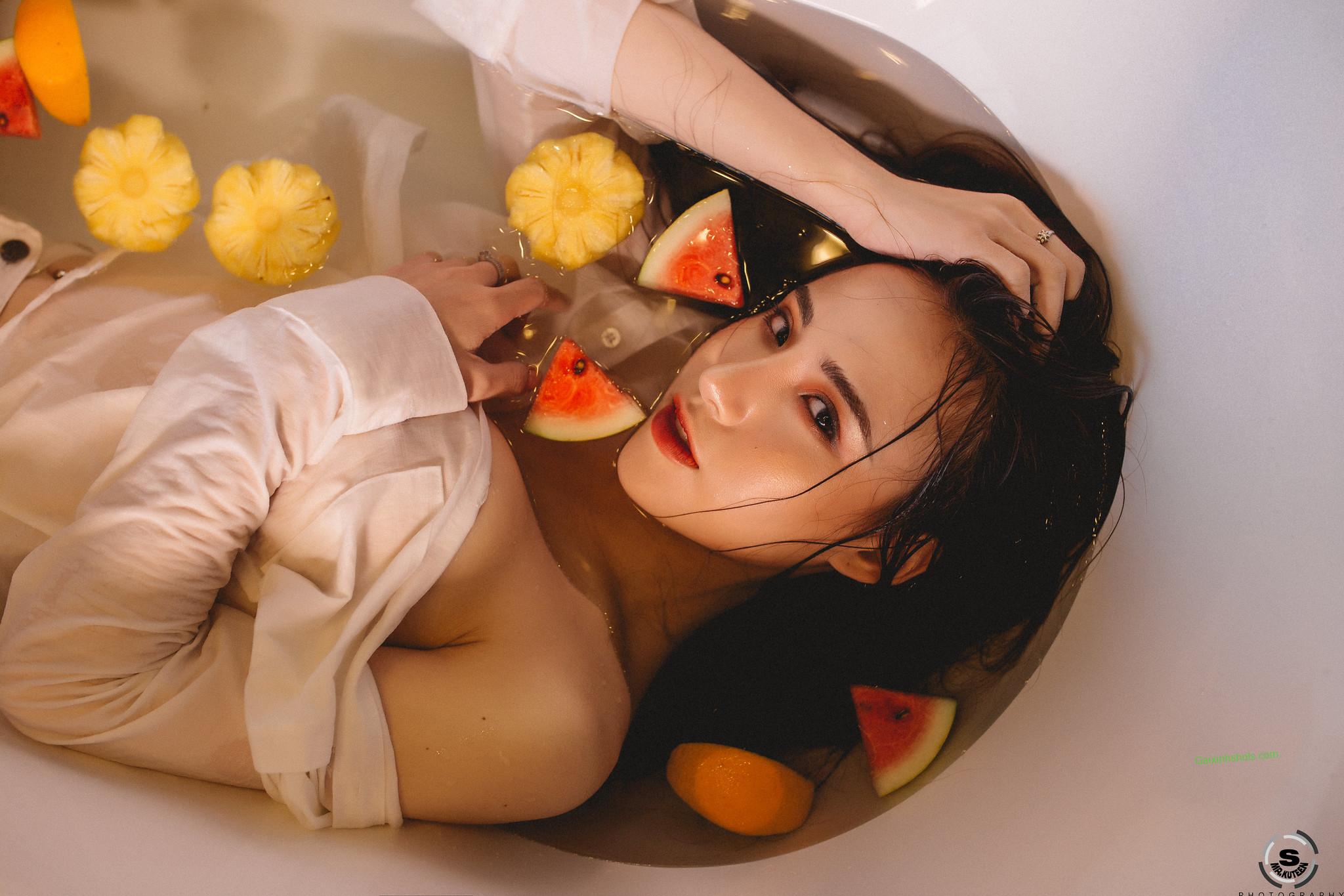 Vẻ đẹp hình thể, ánh nhìn mê hoặc