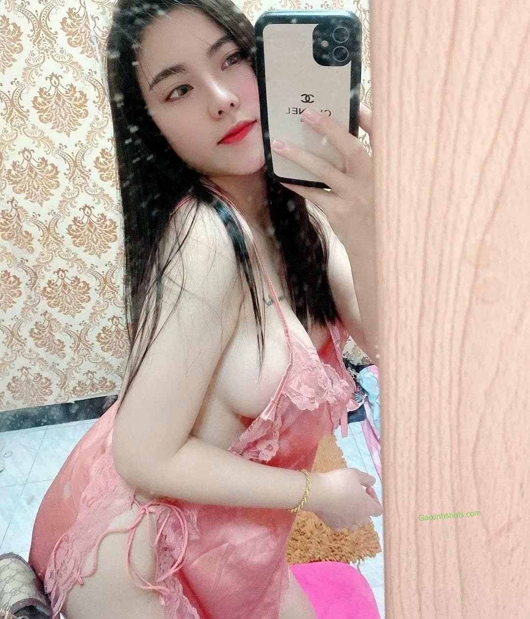 Hình gái xinh thoả thân lộ vú