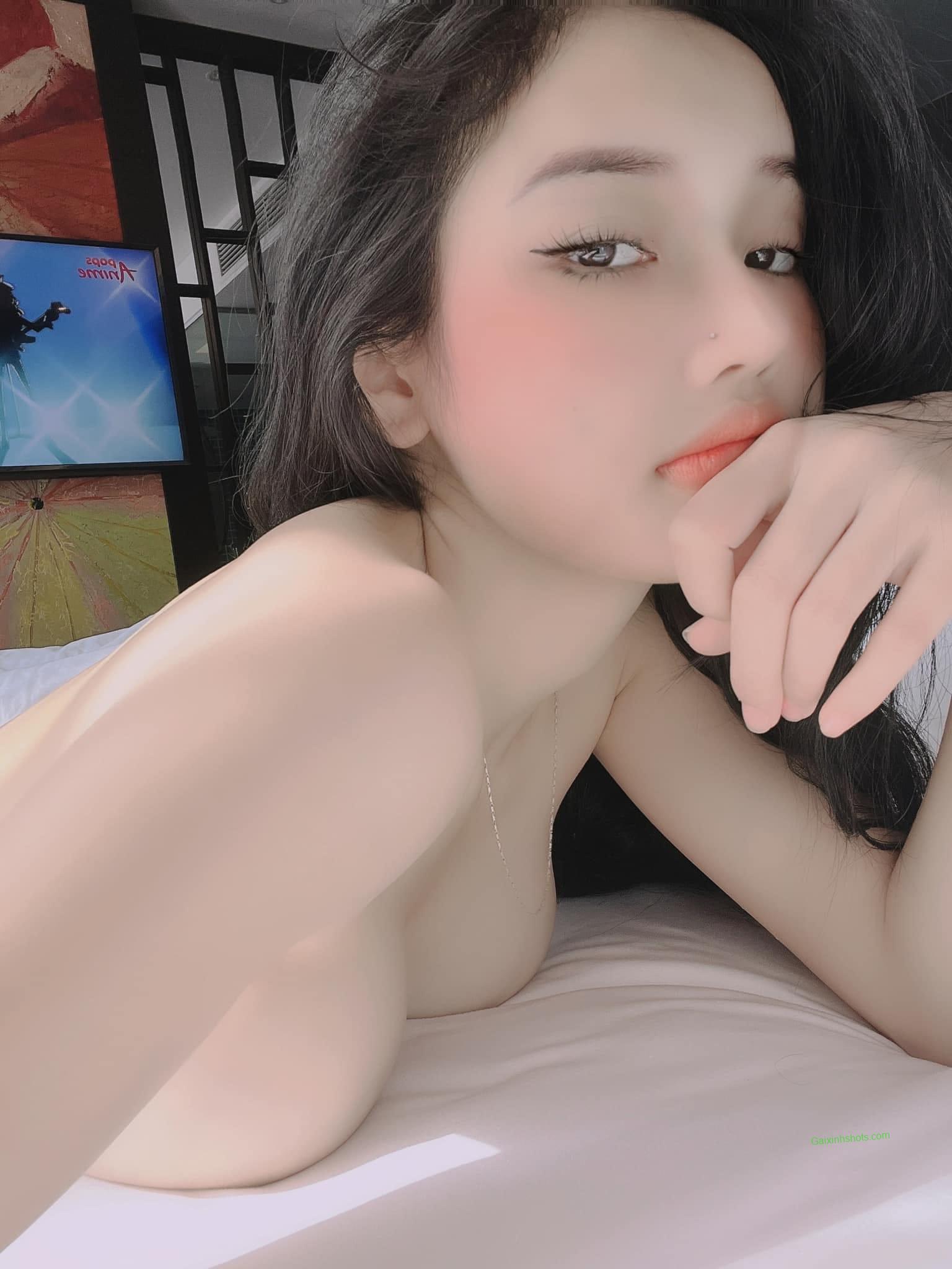 Ảnh gái xinh vén áo lộ vú