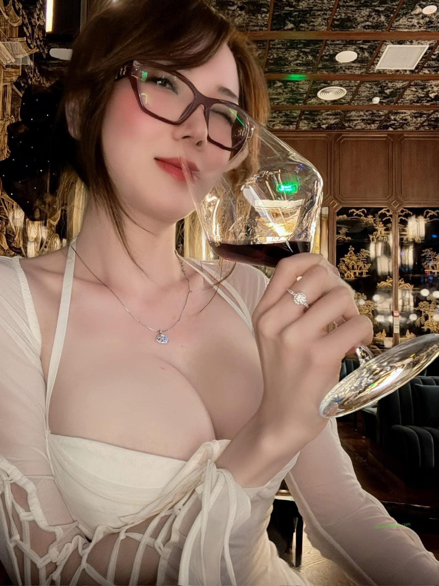 Ảnh vú con gái mới lớn tuổi dậy thì siêu kích thích