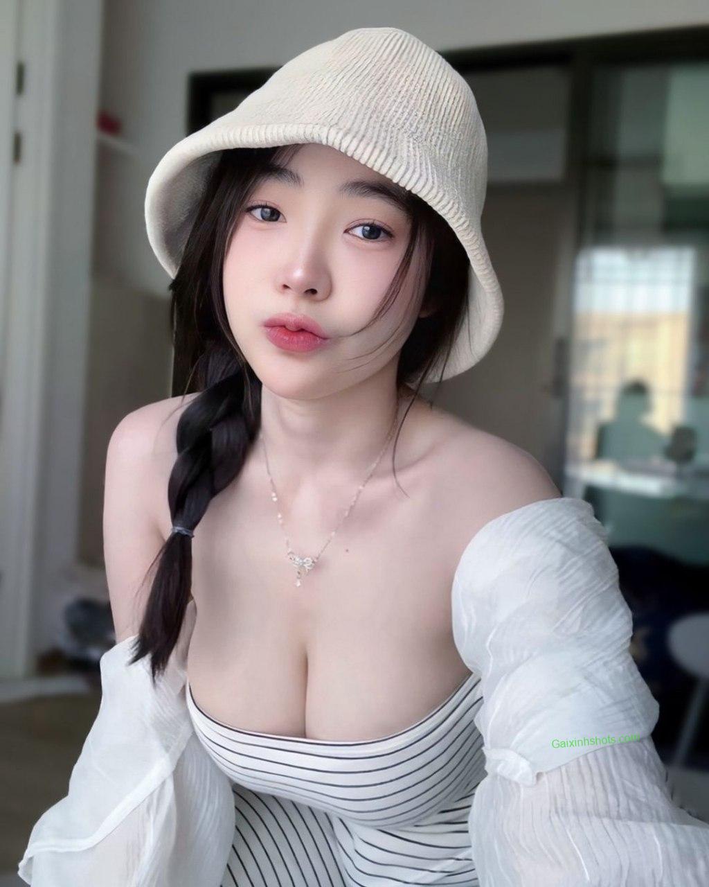 Ảnh sex gái xinh thả rông lộ núm gợi cảm