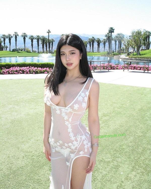 Ngắm hình gái xinh lộ hàng khoe thân cực táo bạo