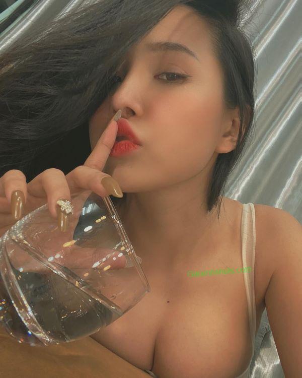 Cặp ngực căng tròn của em hot girl xinh đẹp