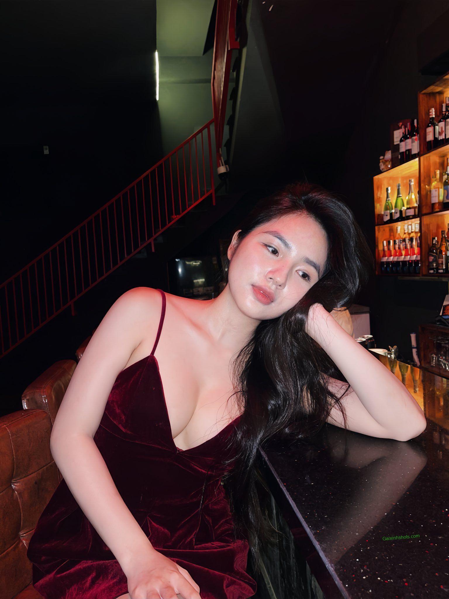 Ảnh gái xinh ngực to không che vú bự căng tròn