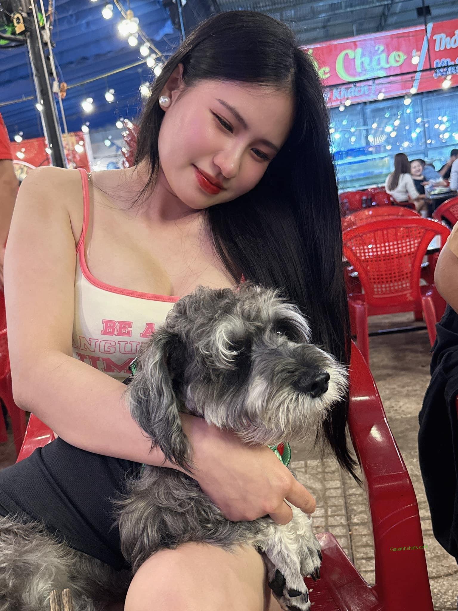 Bộ ảnh ngực trần nhẹ nhàng mà nghệ thuật