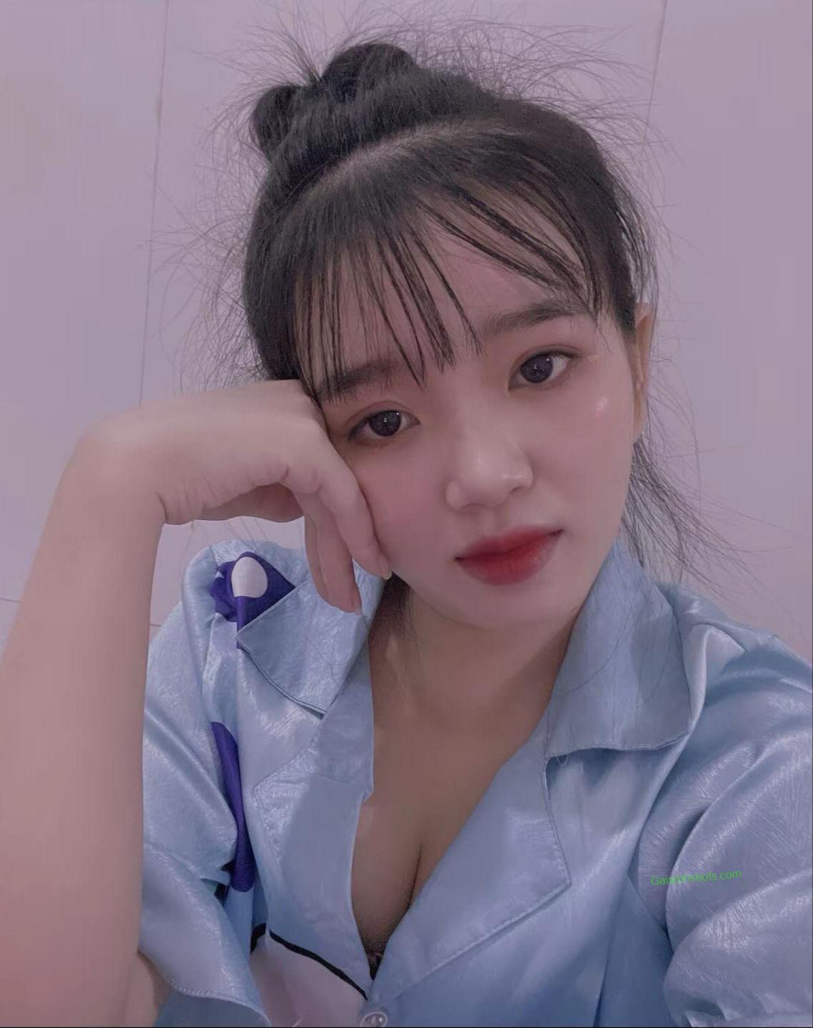 Tổng hợp những màn khoe vú cực hấp dẫn