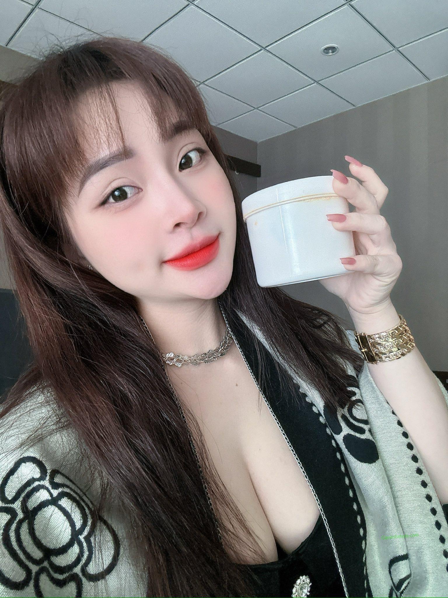 Ánh mắt quyến rũ cùng vòng 1 lấp ló