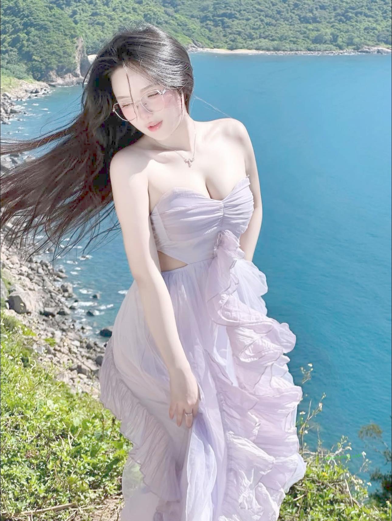 Người đẹp 2k2 khoe dáng táo bạo trên bờ biển