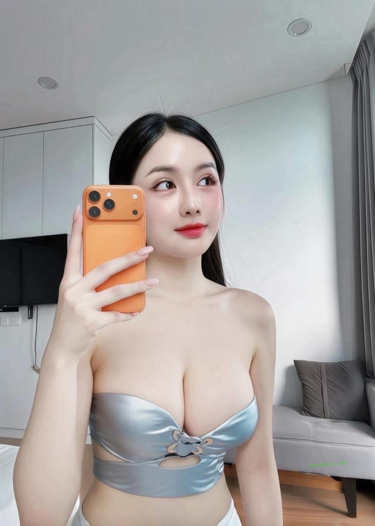 Cô nàng 2k tạo dáng đầy gợi cảm bên cửa sổ