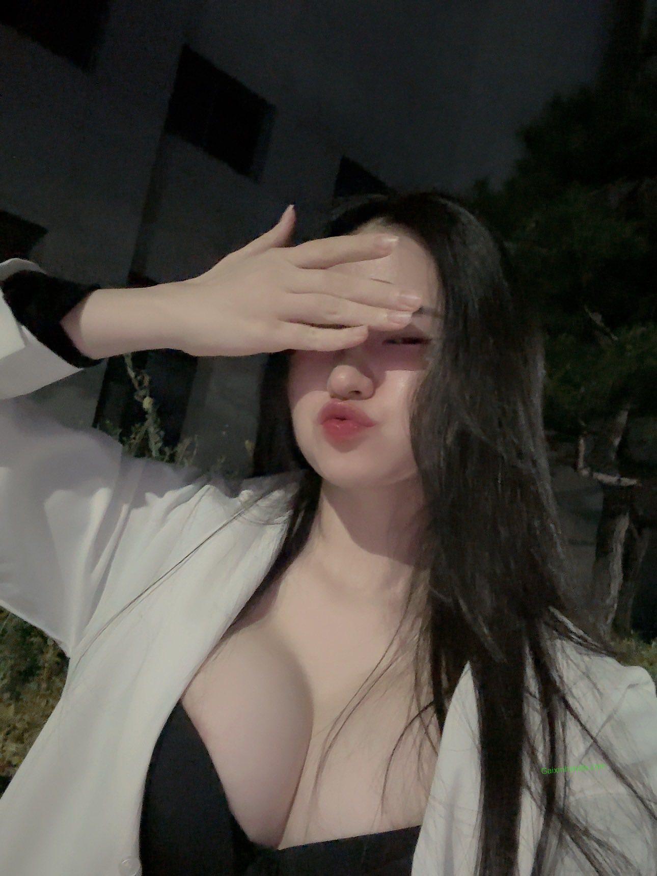 Ảnh gái xinh lộ vú trắng tròn sexy