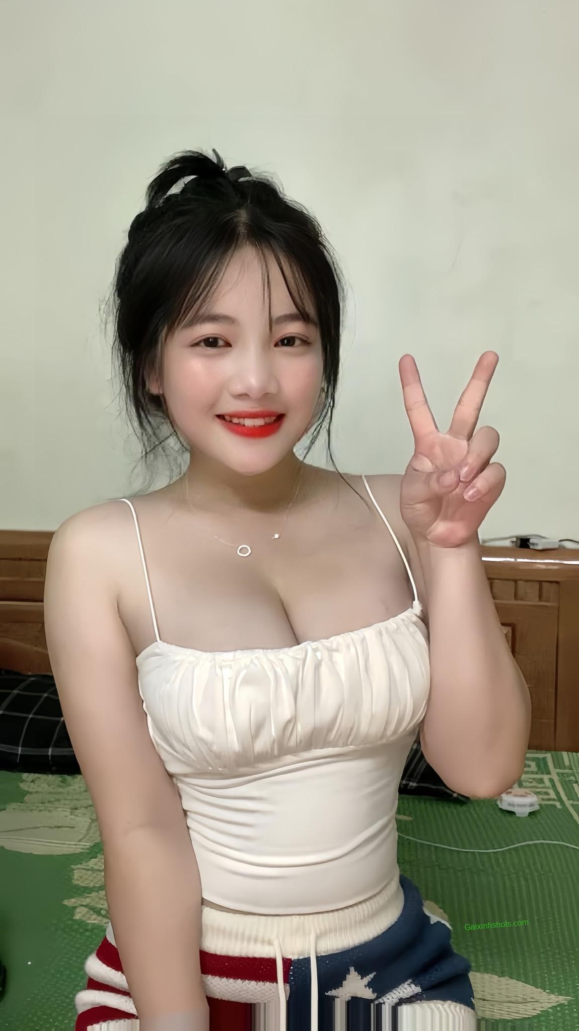 Ảnh gái xinh khoe vú ở trong phòng ngủ nhìn cực hắp dẫn