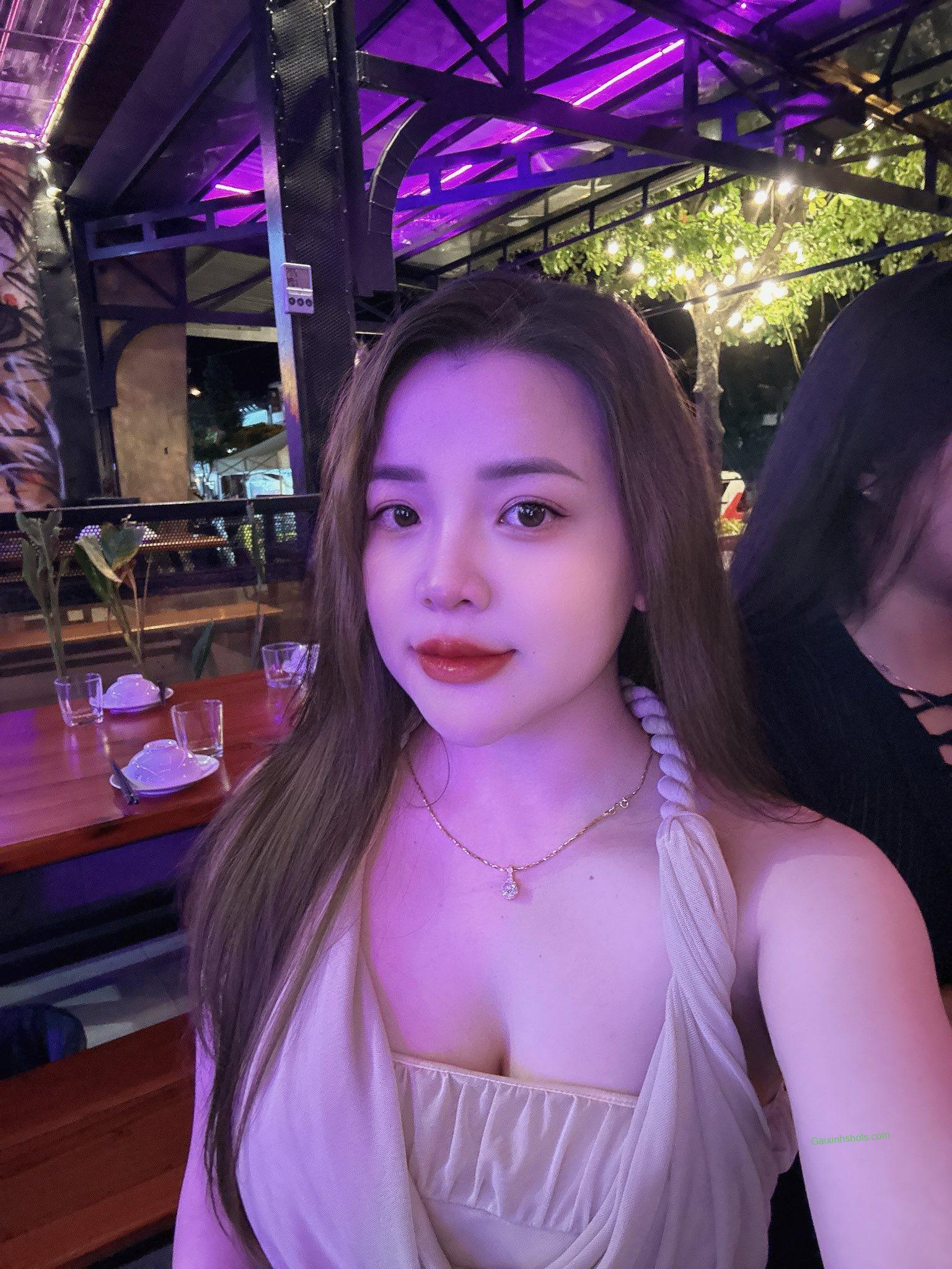 Ảnh hot girl tạo dáng sexy với áo trễ vai