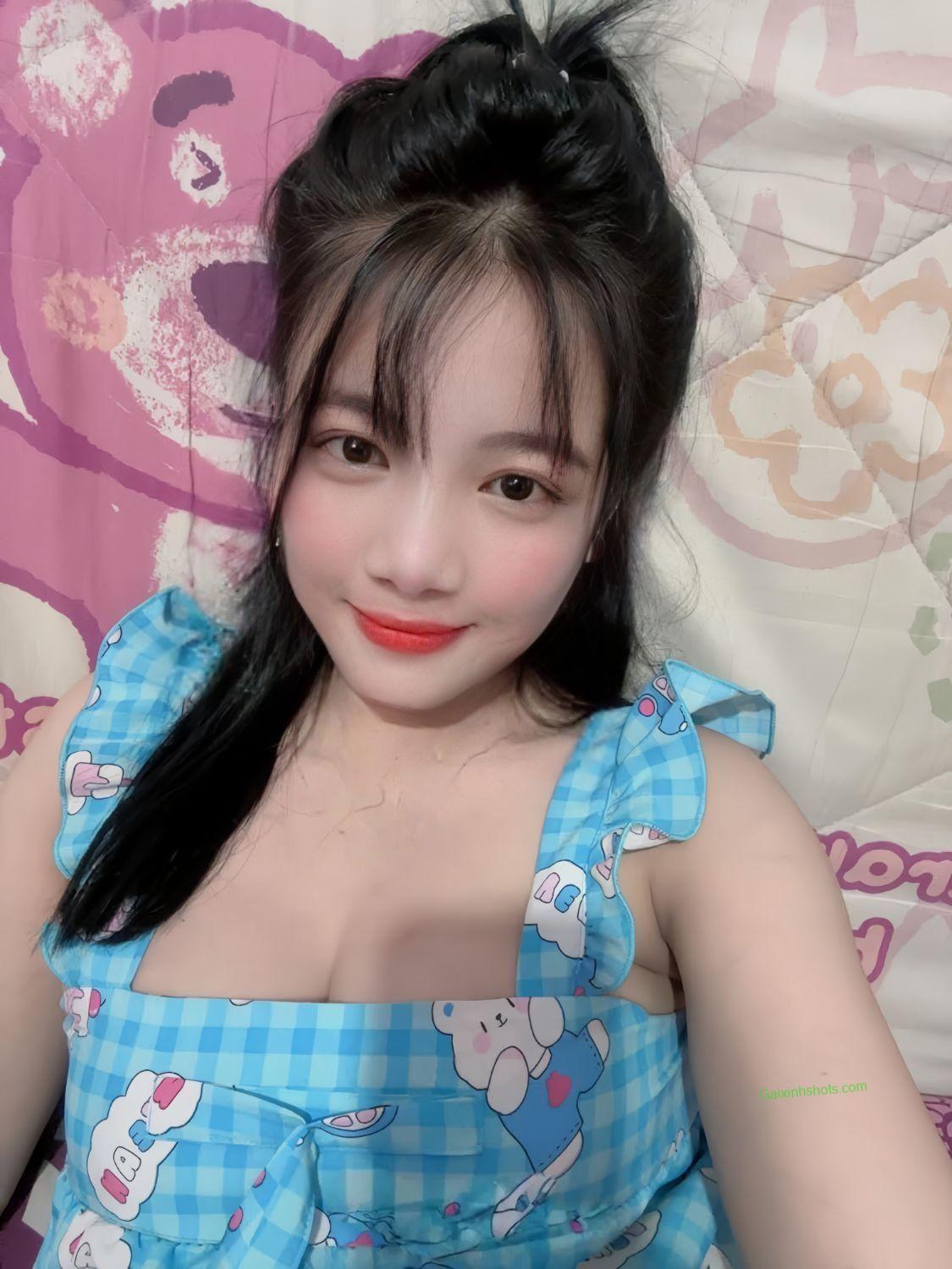 Ảnh chụp góc nghiêng khoe bầu ngực quyến rũ