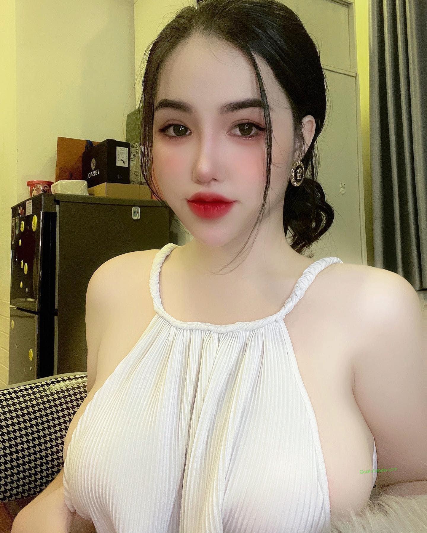 Cô nàng nóng bỏng khoe vòng một căng mọng