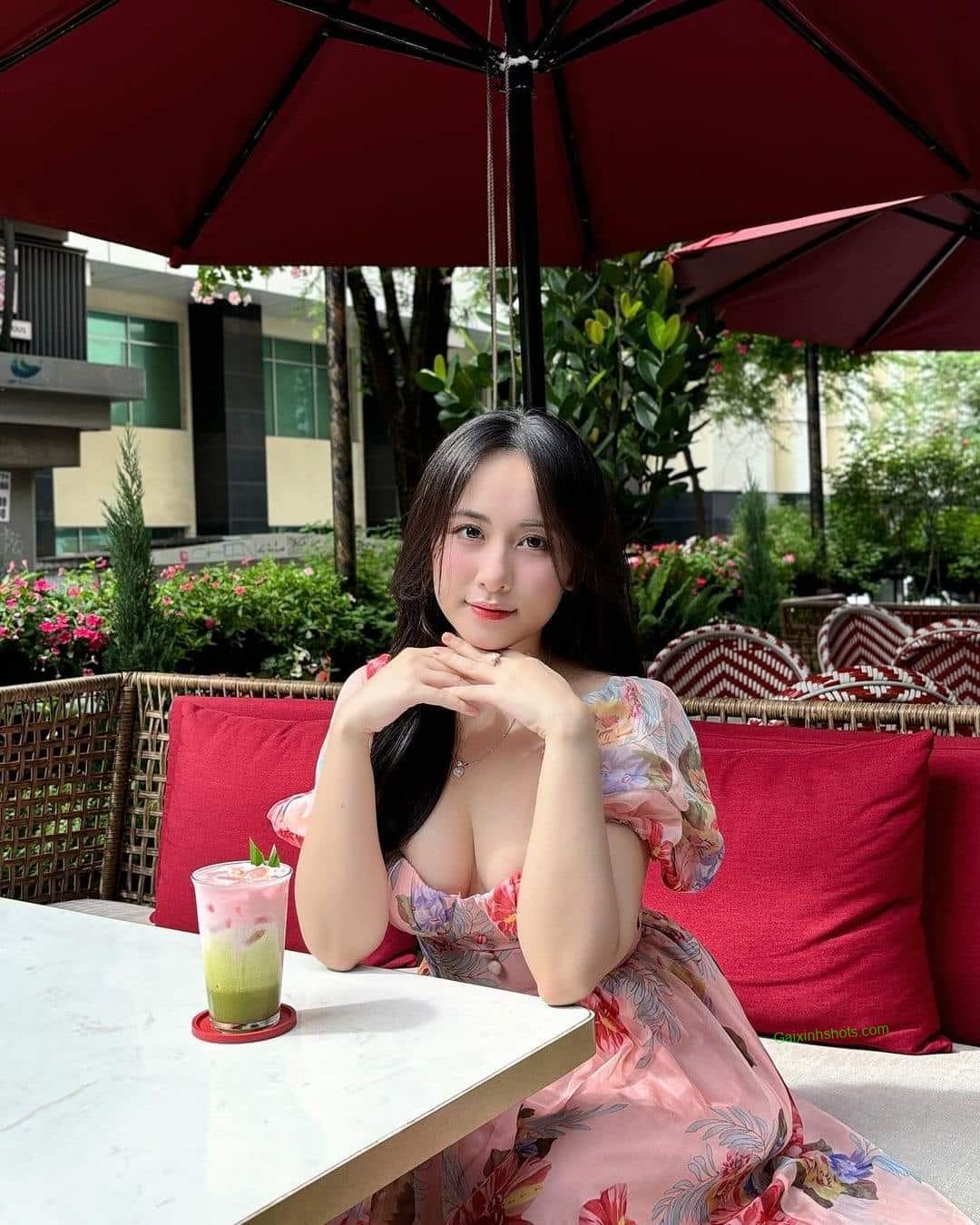 Ảnh hot girl khoe body bốc lửa cùng vòng một cực phẩm