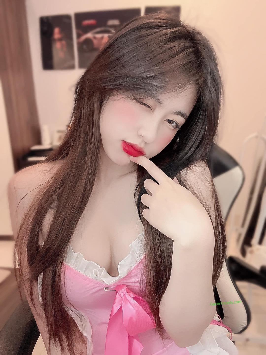 Ảnh gái xinh tự tin tạo dáng khoe vòng một đẫy đà