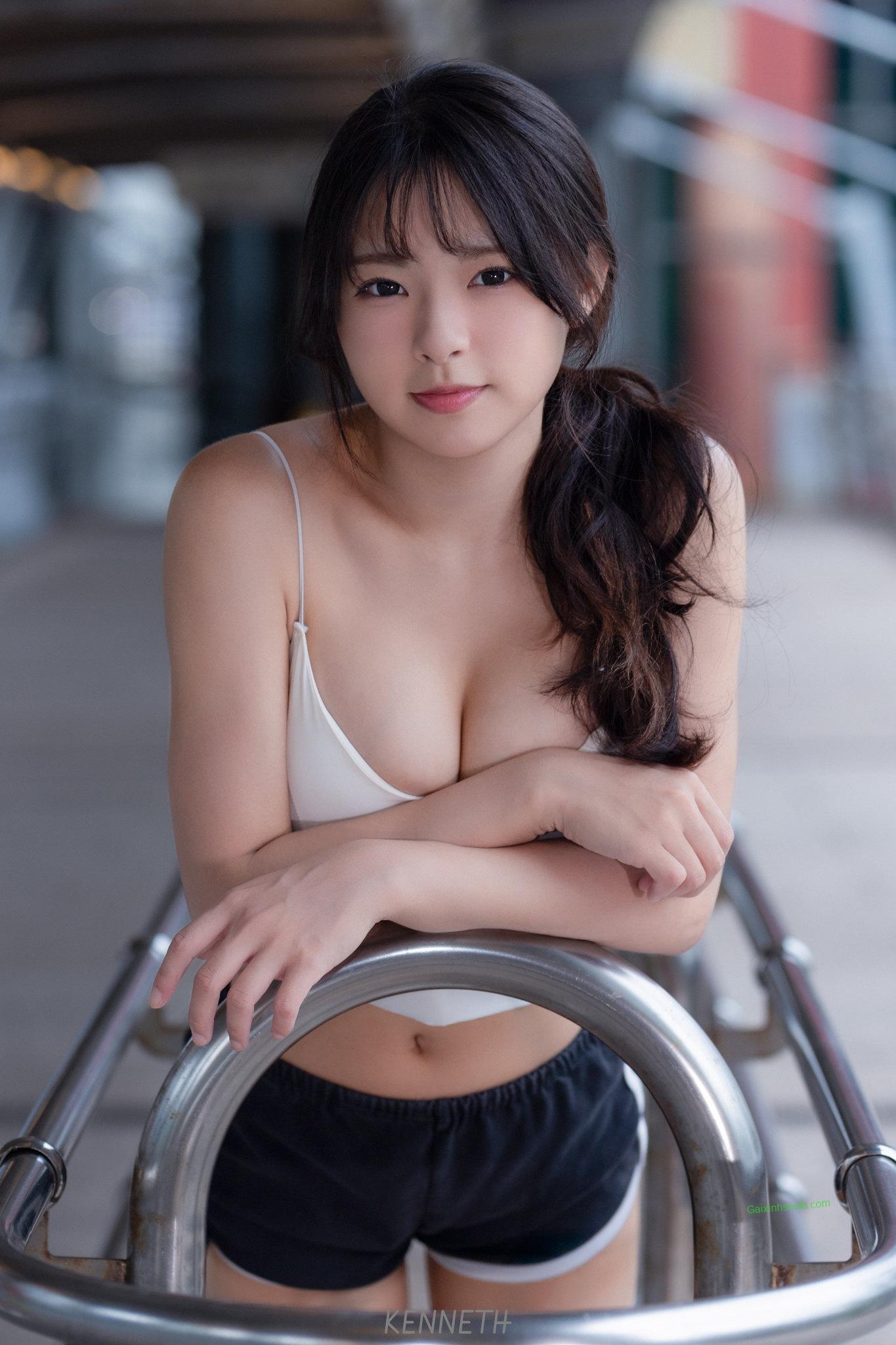 Cô nàng sở hữu vòng một nảy nở khiến bao chàng đổ gục