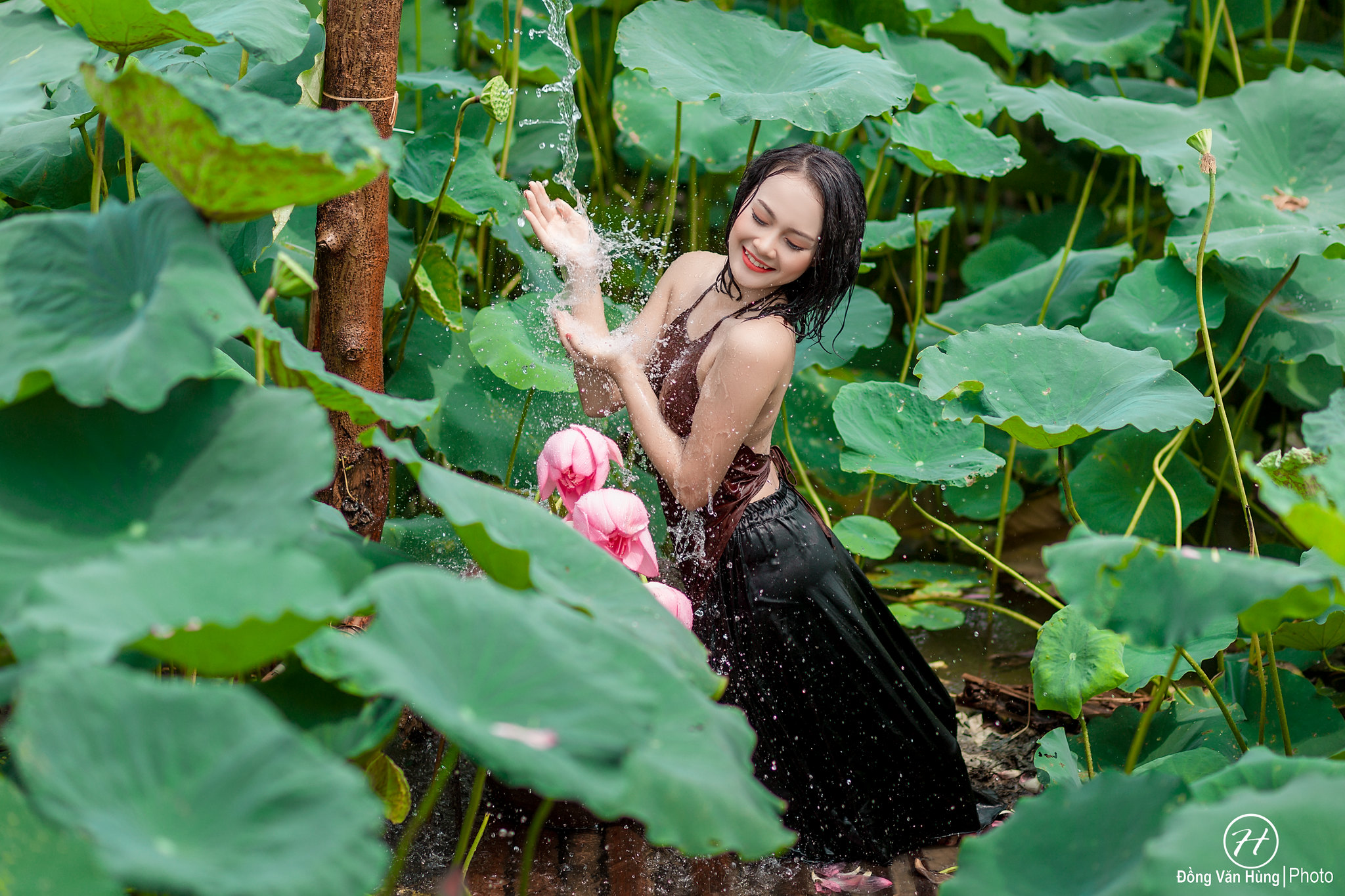 Ảnh gái xinh cởi chuồng lộ vú bự kích thích không che