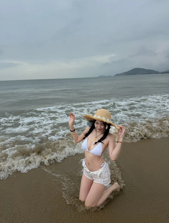 Ảnh gái xinh mặc bikini đi biển sexy đến nghẹt thở