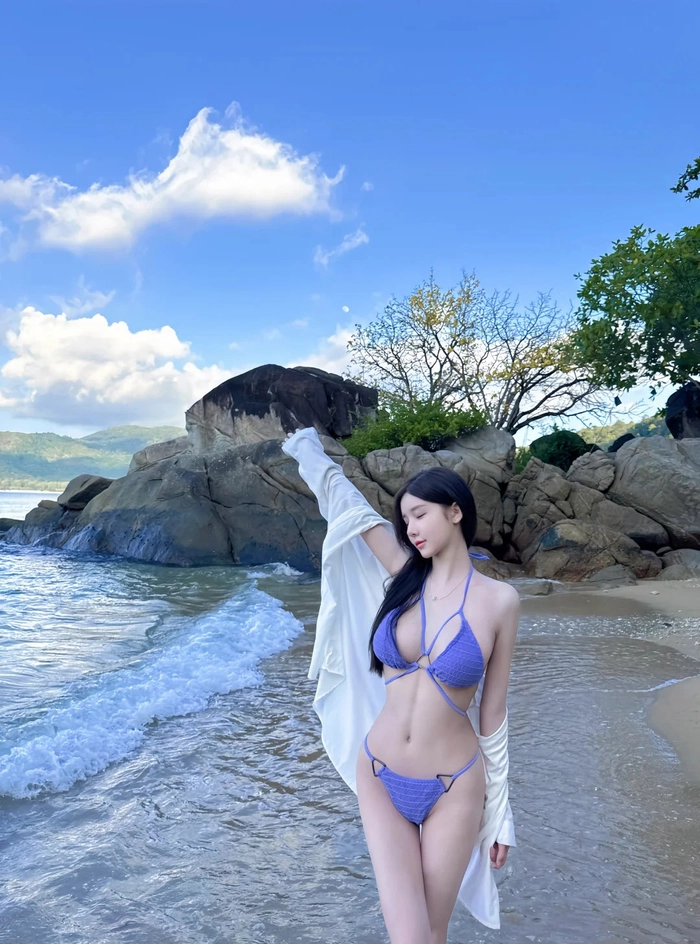 Ảnh Gái Xinh Mặc Bikini Khiến Người Nhìn Không Thể Rời Mắt