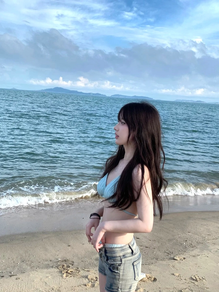 Ảnh Gái Xinh Mặc Bikini Đẹp Quyến Rũ Giữa Biển Xanh