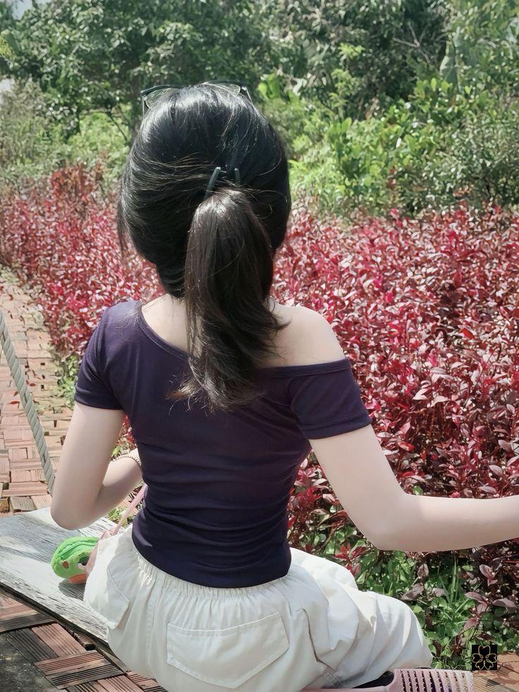 Ảnh chụp trước gương che mặt nữ đẹp, cá tính