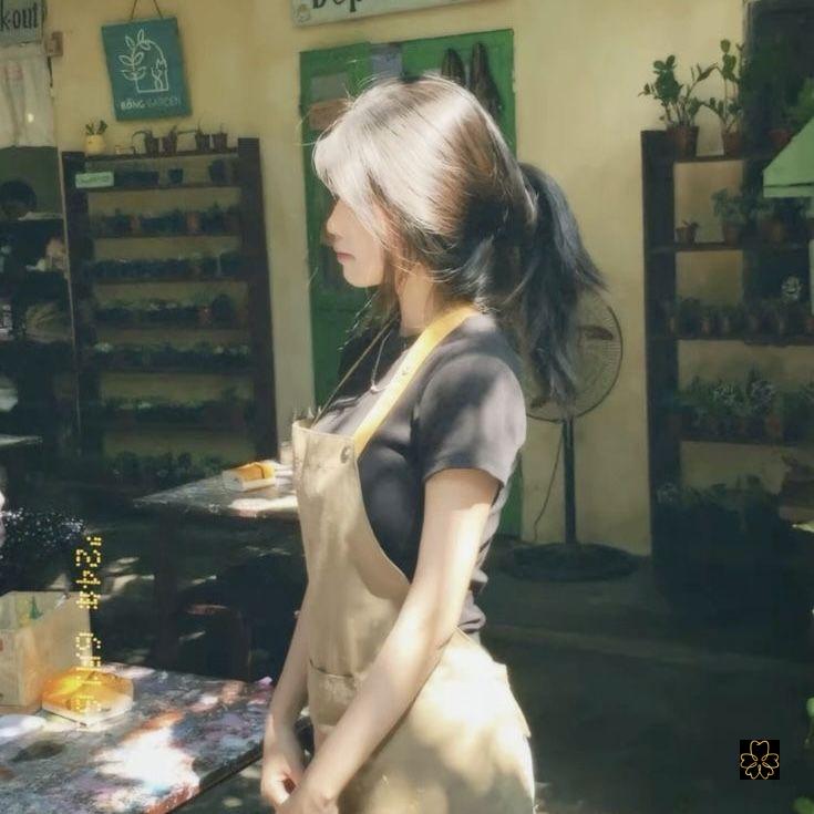 Ảnh tự chụp trước gương với mái tóc ngắn