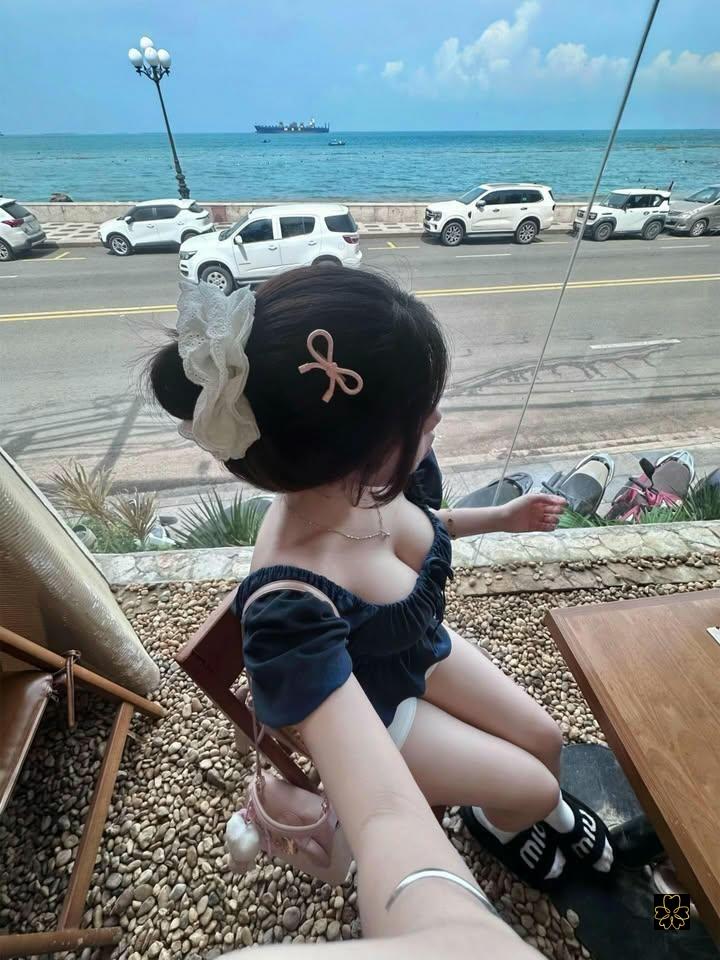 Ảnh Gái Xinh Cầm Điện Thoại Che Mặt