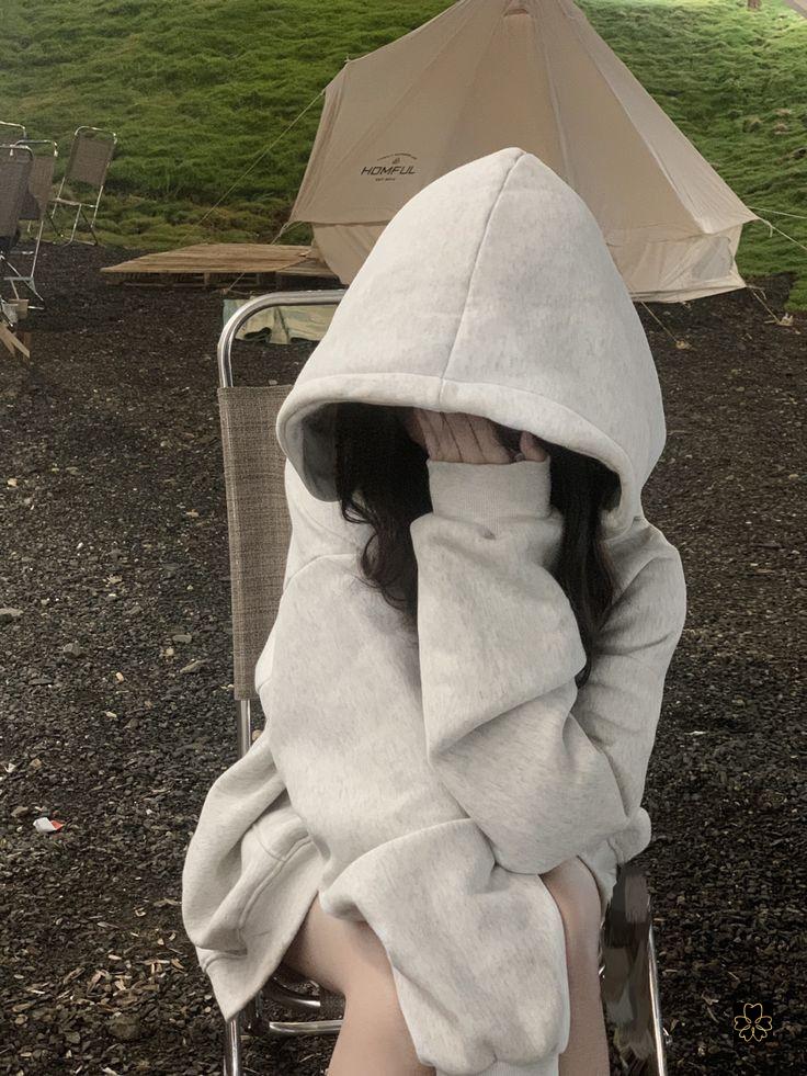 Ảnh gái xinh che mặt bằng điện thoại có vòng 1 căng tròn