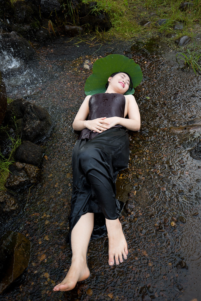 gái xinh mặc áo yếm đẹp