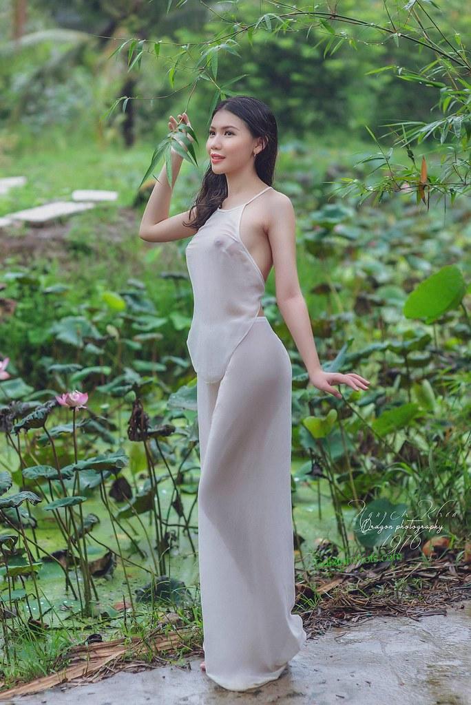 Gái xinh lộ hàng nhưng vẫn giữ nụ cười rạng rỡ