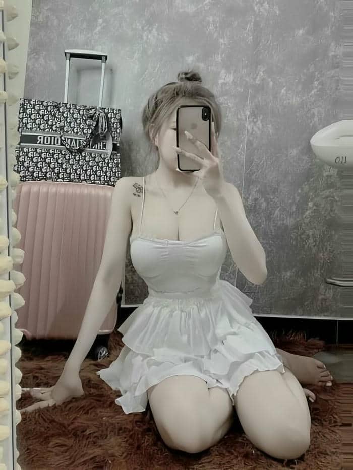 Ảnh gái xinh ngực to không che vú bự căng tròn bỏng mắt