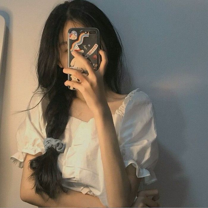 Ảnh con gái che mặt nhẹ nhàng