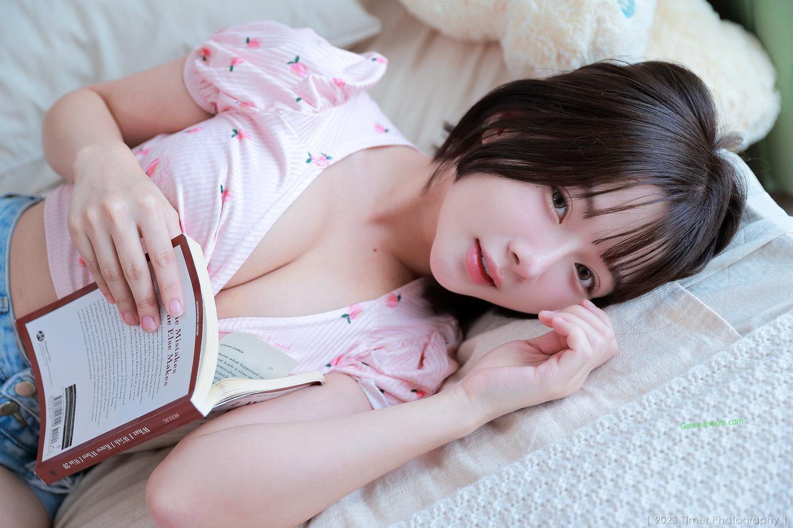 Cận cảnh vòng một căng đầy của hot girl quyến rũ