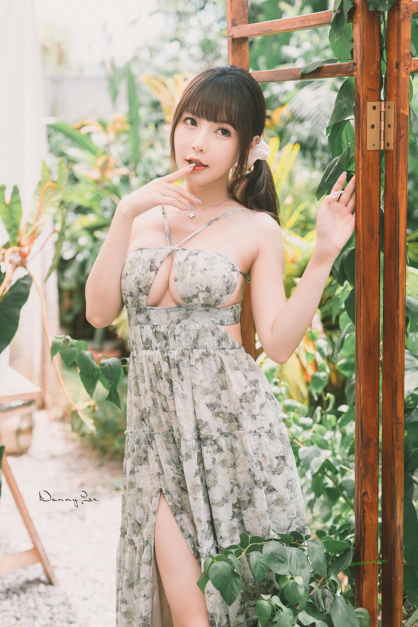 Ảnh hot girl khoe body bốc lửa cùng vòng một cực phẩm