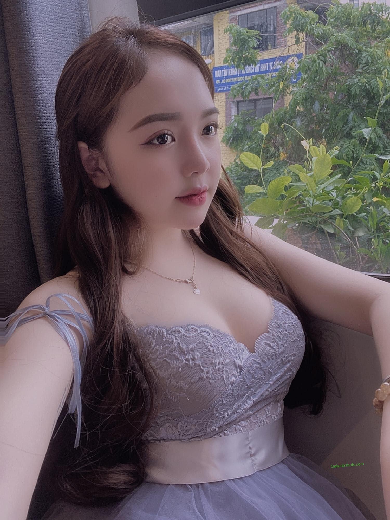 Ảnh gái đẹp diện áo hai dây tôn vòng một đầy đặn