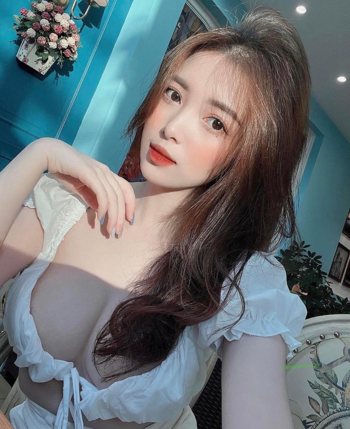 Nét đẹp quyến rũ của cô nàng sở hữu vòng một khủng