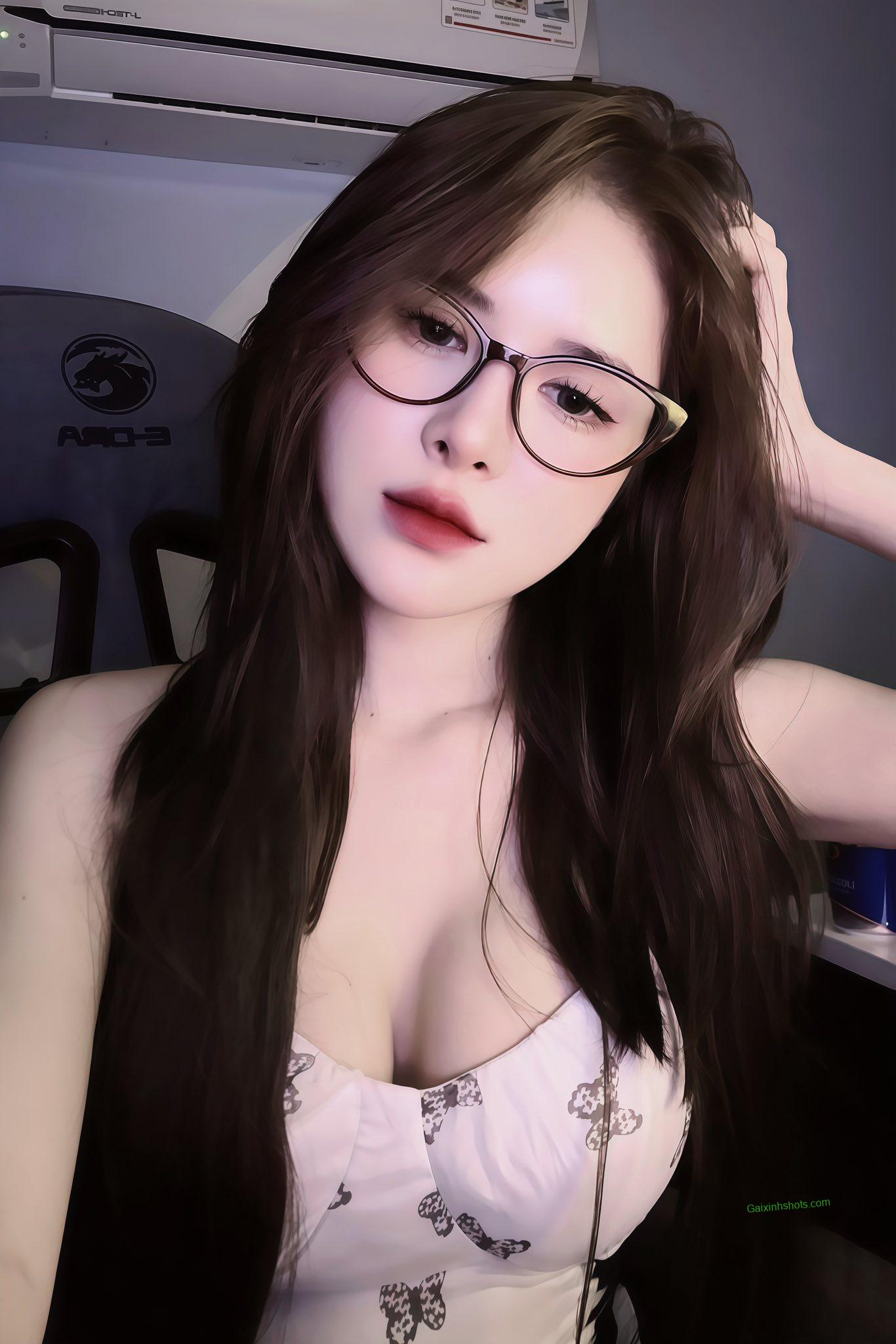 ẢNH GÁI XINH SEXY VỚI "HÀNG NGON" CHẢY NƯỚC