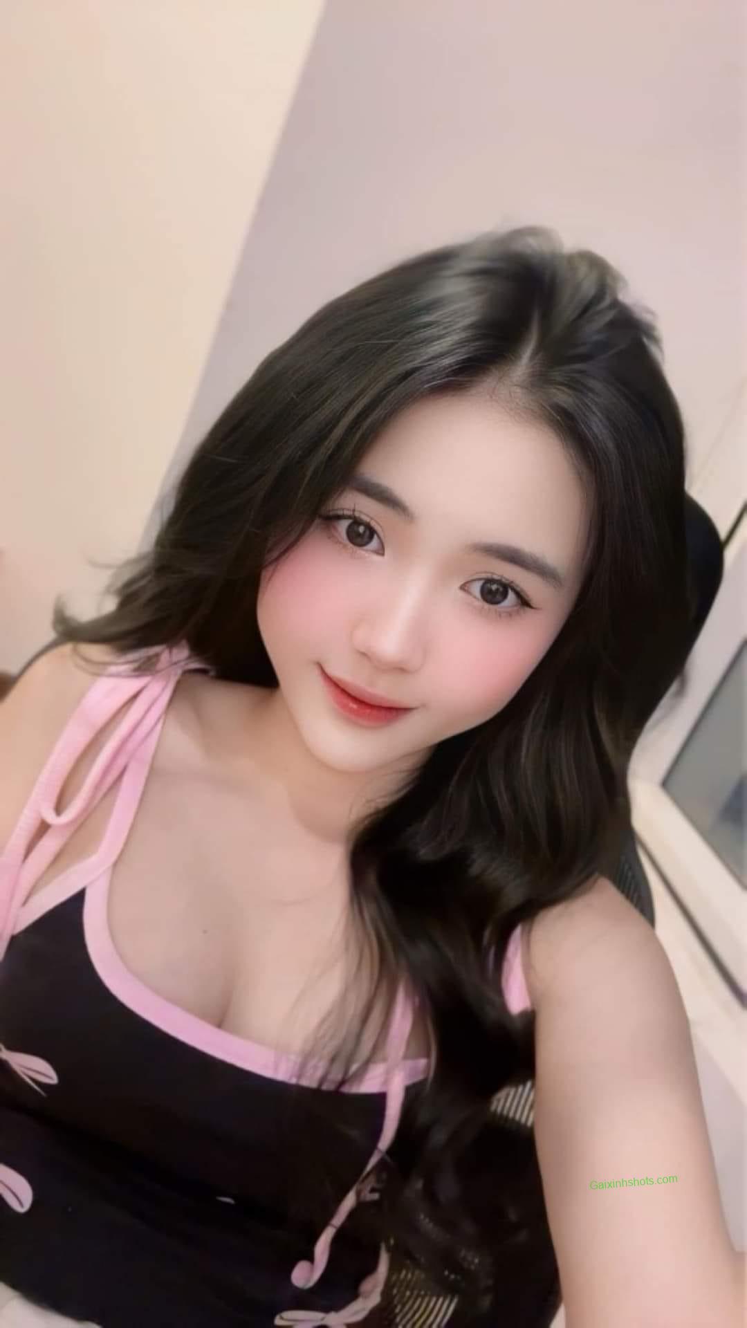 Ảnh gái xinh lộ vú to khiến chàng thèm chảy nước miếng